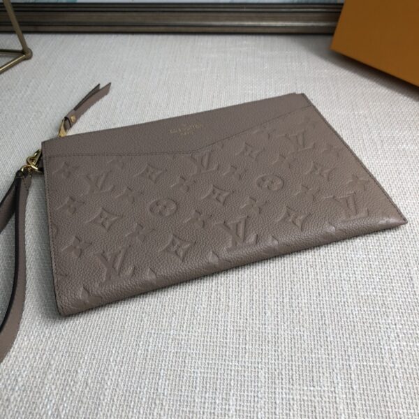 Louis Vuitton Mélanie Medium Clutch - Apricot - Image 4