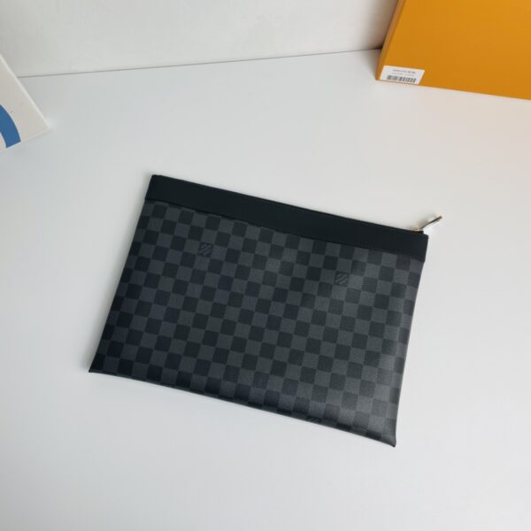 Louis Vuitton Discovery Pochette Handbag - Image 5