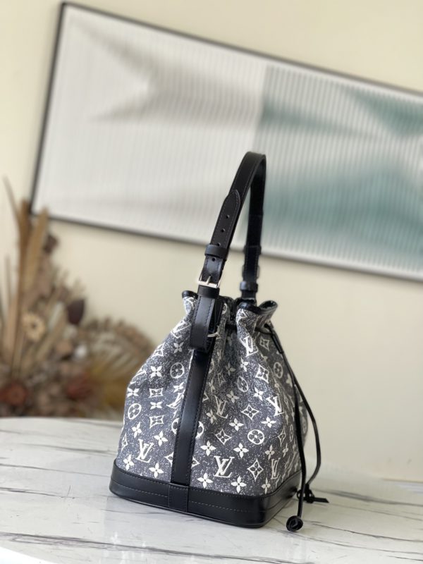 Louis Vuitton Petit Noé Bucket Bag - Image 5