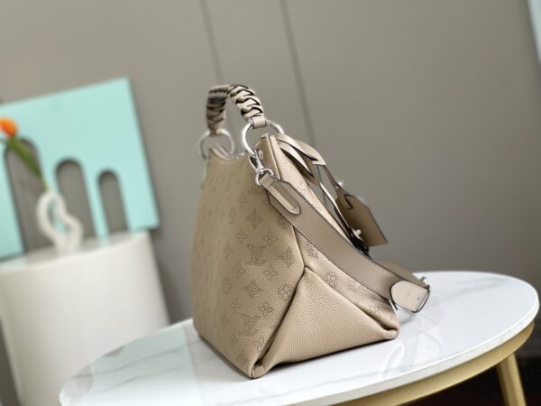 Louis Vuitton Beaubourg Hobo Medium Handbag - Cream - Image 4