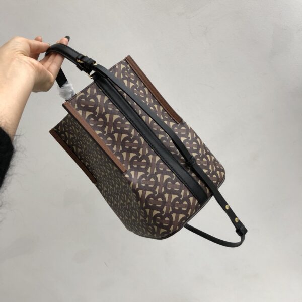 Burberry Elizabeth Bucket Bag - Image 4