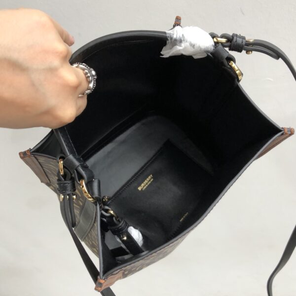 Burberry Elizabeth Bucket Bag - Image 5