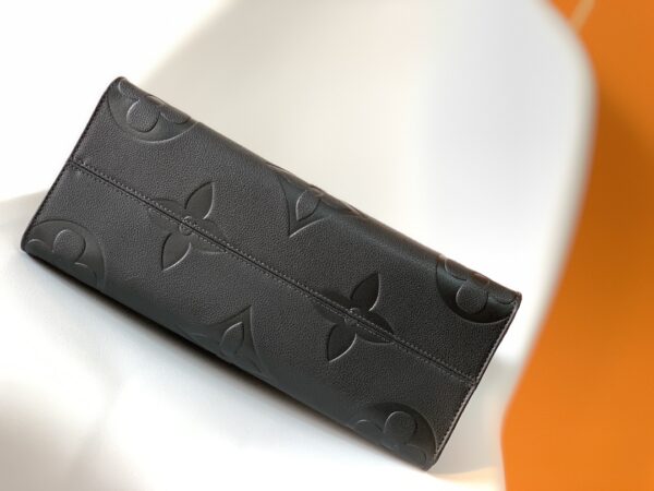 Louis Vuitton OnTheGo Medium Tote bag - Black - Image 4