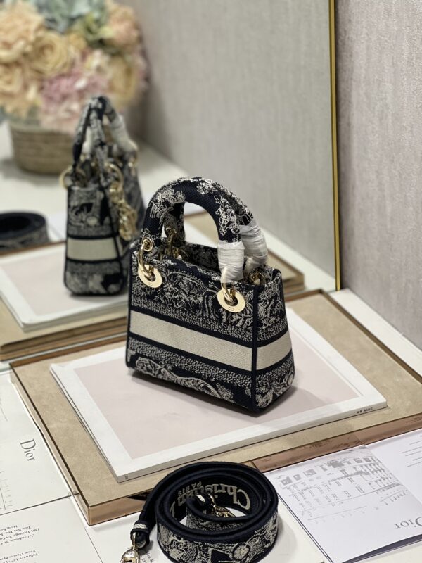 Dior Lᴀᴅʏ Embroidered Concubine Diana bag - New Blue Tiger - Image 5