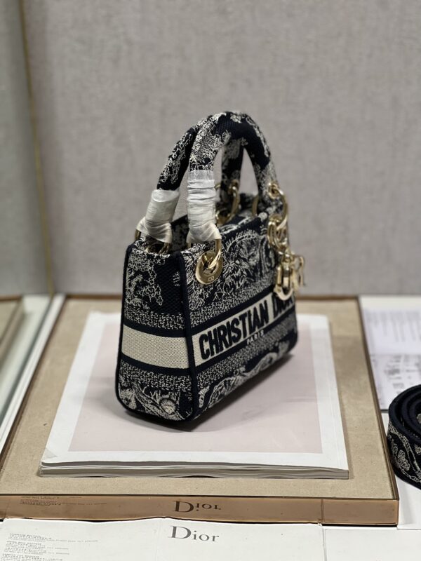 Dior Lᴀᴅʏ Embroidered Concubine Diana bag - New Blue Tiger - Image 4