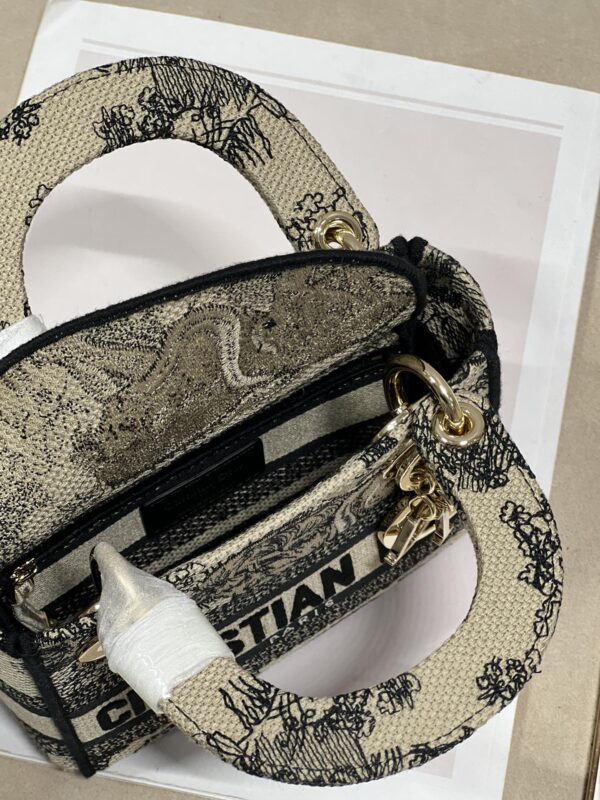 Dior Lᴀᴅʏ Embroidered Concubine Diana bag - Apricot Tiger - Image 5