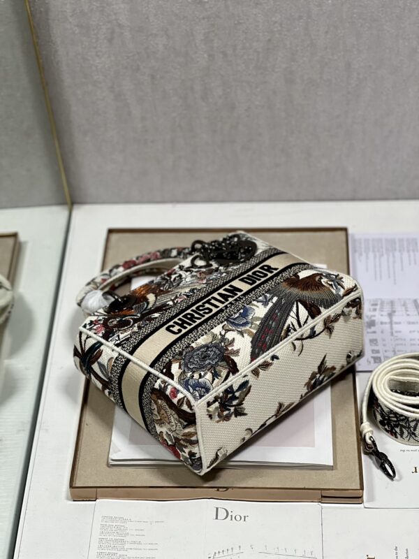 Dior Lᴀᴅʏ Embroidered Concubine Diana Bag - White Magpie - Image 3