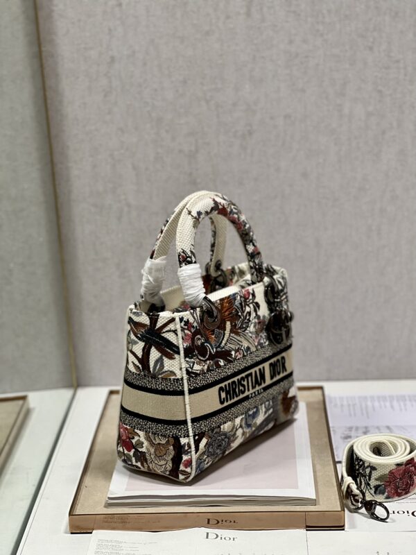 Dior Lᴀᴅʏ Embroidered Concubine Diana Bag - White Magpie - Image 5