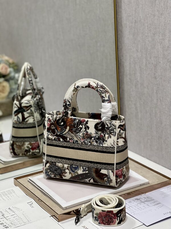 Dior Lᴀᴅʏ Embroidered Concubine Diana Bag - White Magpie - Image 4