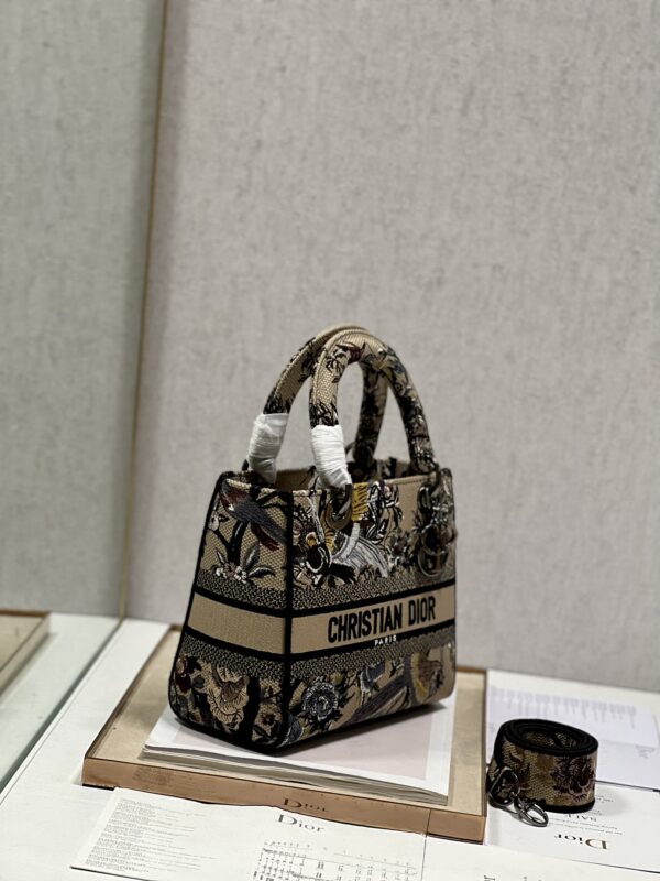 Dior Lᴀᴅʏ Embroidered Concubine Diana Bag - Apricot Magpie - Image 4