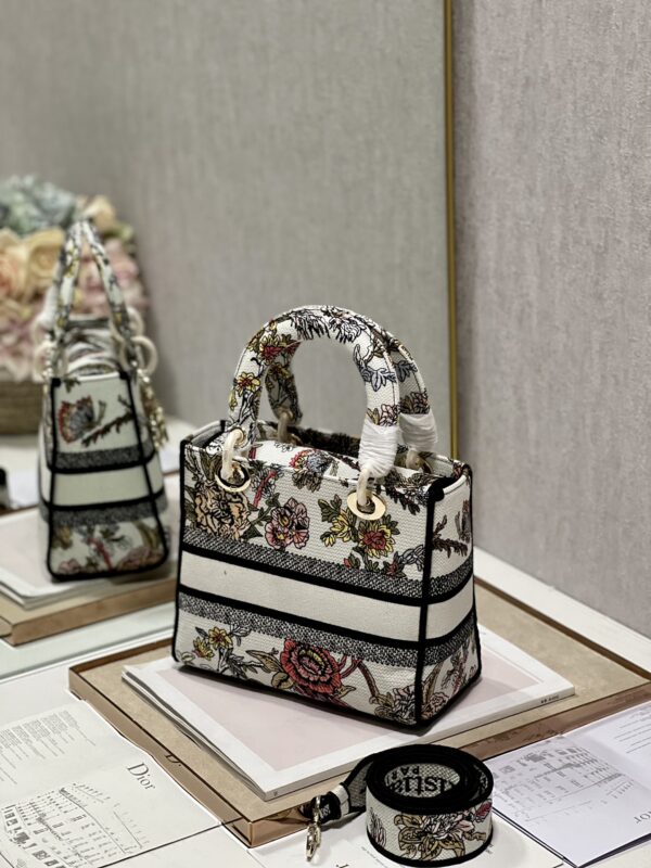 Dior Lᴀᴅʏ Embroidered Concubine Diana Bag - White peony flower - Image 4